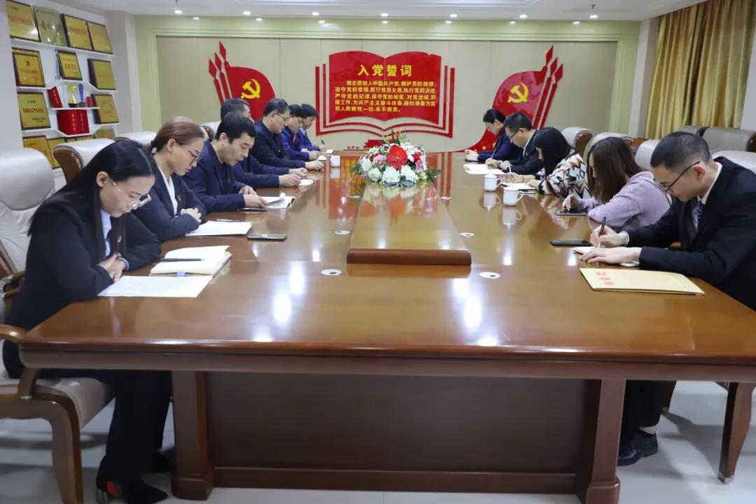 12月2日，長(zhǎng)田實(shí)業(yè)黨支部在黨員會(huì)議室召開(kāi)黨員大會(huì)，討論李少峰等3名預(yù)備黨員轉(zhuǎn)正事宜。濟(jì)北開(kāi)發(fā)區(qū)黨建辦李陽(yáng)同志、趙亞中同志到會(huì)指導(dǎo)。長(zhǎng)田實(shí)業(yè)黨員、預(yù)備黨員參加會(huì)議，黨支部書記張勇主持會(huì)議。  