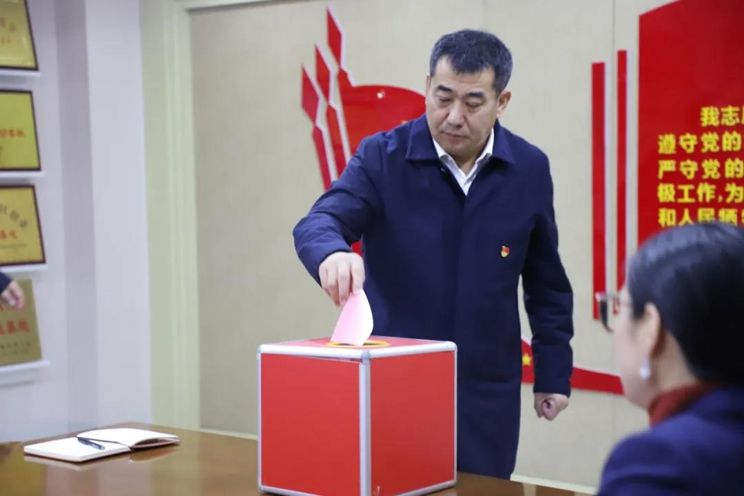12月2日，長(zhǎng)田實(shí)業(yè)黨支部在黨員會(huì)議室召開(kāi)黨員大會(huì)，討論李少峰等3名預(yù)備黨員轉(zhuǎn)正事宜。濟(jì)北開(kāi)發(fā)區(qū)黨建辦李陽(yáng)同志、趙亞中同志到會(huì)指導(dǎo)。長(zhǎng)田實(shí)業(yè)黨員、預(yù)備黨員參加會(huì)議，黨支部書記張勇主持會(huì)議。  